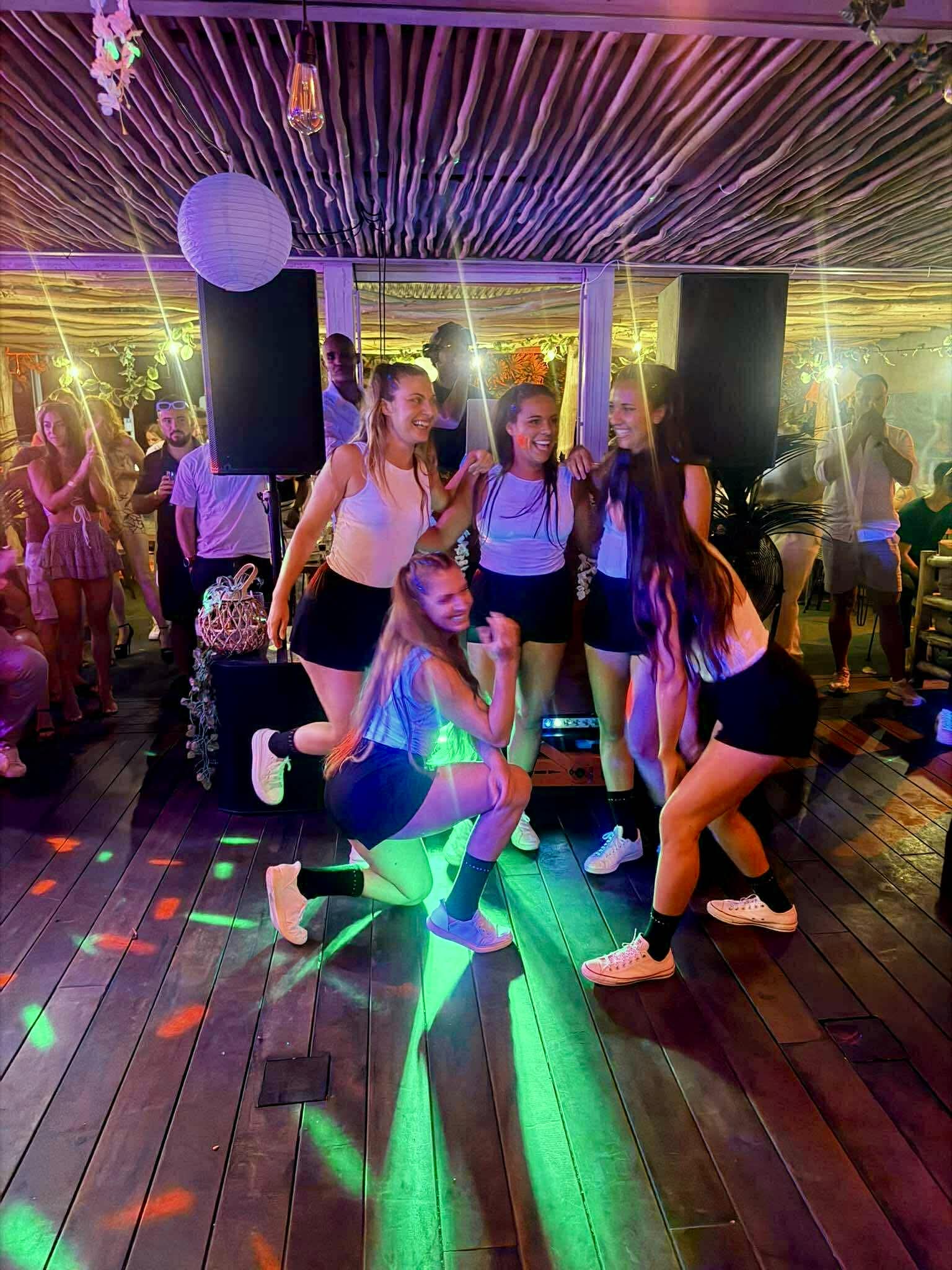 Danseuses Shine réunies lors d'une prestation