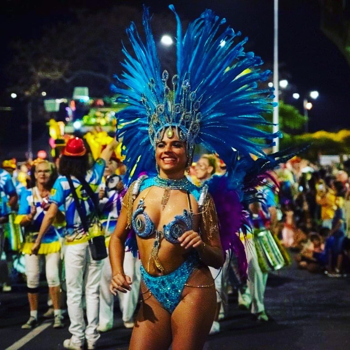 Danseuses en costumes colorés lors d'une prestation de samba